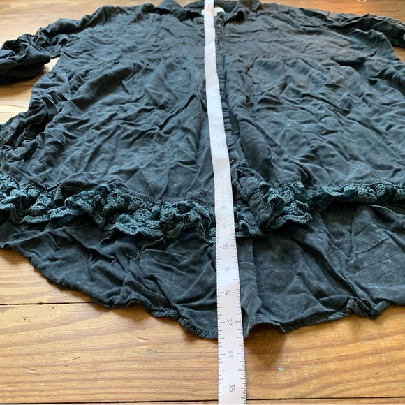 Umgee Distress 3/4 Sleeve Gray Lace button Down Tunic - Picture 4 of 5